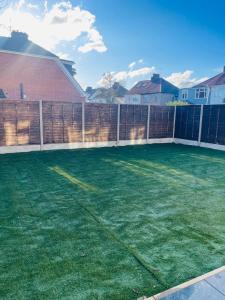 Newly Refubirshed House, Ideal for group Stay- 5 En-suite beds, close to Heathrow & 5 mins from Hayes Stn - Elizabeth Line