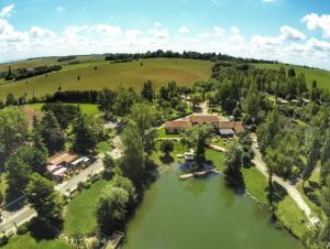 ZEcamping 3 étoiles dog friendly avec piscine au bord du lac de la Thésauque