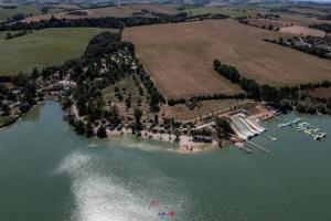 ZEcamping 3 étoiles dog friendly avec piscine au bord du lac de la Thésauque