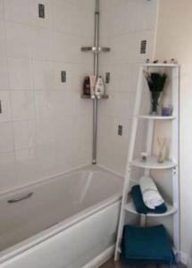 Bright 2BR Flat | Free Parking | Central |