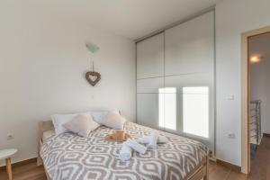 Blue Skyline with private pool