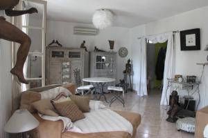 Rooms with sculptor in Pinèdes