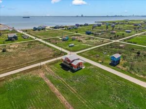 6 Bedroom, 3 unit Triplex in Crystal Beach
