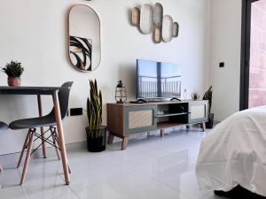 Pool view Studio with balcony in Arjan