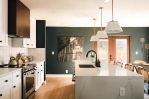 The Fairway House with Luxe Design, Sauna and Mini Putt