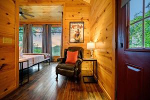 OMG Views-5 Min to Hochatown-Hot Tub-Firepit-Bathtub-Deck