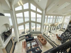 Crystal Palm Lakefront Luxury Home 6 Bed and 5 Bath