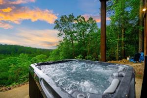 OMG Views-5 Min to Hochatown-Hot Tub-Firepit-Bathtub-Deck