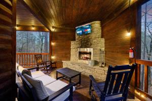 Walk2Town•Private Creek•Hot Tub•Deck•Fireplaces