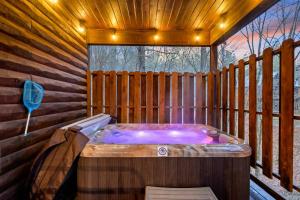 Walk2Town•Private Creek•Hot Tub•Deck•Fireplaces