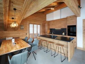 Secret Place Luxury Top Floor with Jacuzzi a Dream in Old Wood