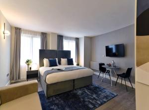 Oxford Street Fitzrovia Apartments by DMontrio