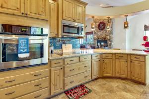 Mtn Estate with Massive Indoor Spa