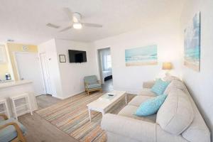 Sea Horse 611- 2 min walk 2 beach