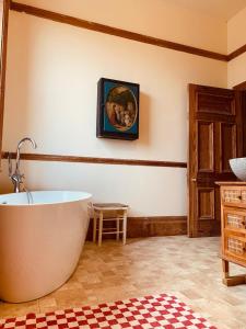 Spacious family and pet friendly home with sea views