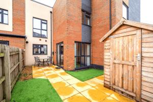 3BDR Kempthorne House with Parking and Garden