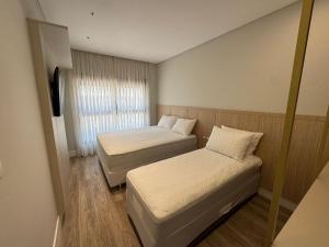 Apto 2 Suítes poucos passos na Praia Canto Grande