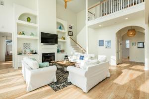 Luxury Beachfront Large Deck Group Ready