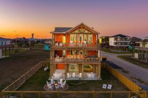 Luxury Beachfront l Private Hot Tub, Pool, & 2 Arcade Games
