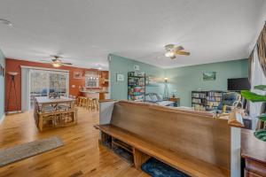 Creekview Cabin - Hot Tub, EV Station, Pet Friendly, Screen Porch, Wifi, Grill, Fire Pit, Deck, Family Friendly, Game Room, King Bed