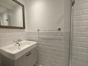 4 Bed in Helford oc-s34375