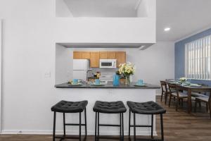 Modern Scottsdale 2BR Escape near Thompson Peak with Pool & Parking