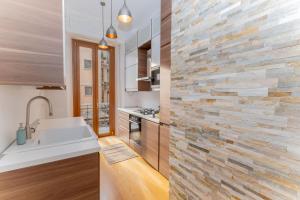 Velvet & Marble - Stylish Luxury City Center Apartment