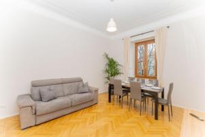 Velvet & Marble - Stylish Luxury City Center Apartment