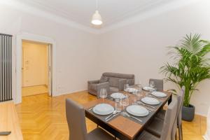 Velvet & Marble - Stylish Luxury City Center Apartment