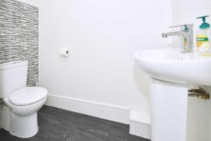 3BDR Ivory House with Canal Views in Hanley