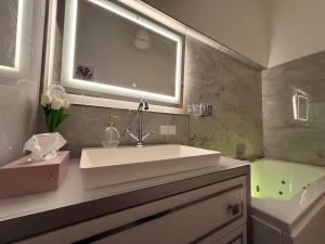 Bluestone Appartments - Whirlpool, Queensize Boxspring Bett, parking