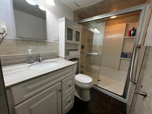 Prime Location 3Bedrooms, 2 Bath, Basement Apartment with parking- Streetsville Area, Close to Transit- Sleeps 6