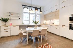 Central 2 Bedrooms Apartment with Living Room & Parking - Near Wenceslas Square & Main Train Station