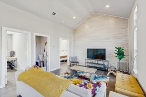 Modern home on half acre with amazing Hill Country location, scenic deck & AC