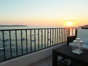 Seafront Apart Terrace Sunbeds Panoramic Ocean and Bay views