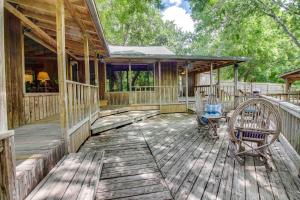 Charming dog-friendly home with expansive deck - near boat ramp & attractions