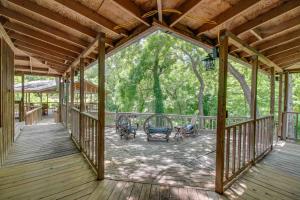 Charming dog-friendly home with expansive deck - near boat ramp & attractions