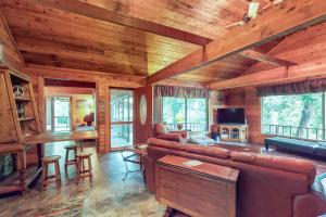 Charming dog-friendly home with expansive deck - near boat ramp & attractions