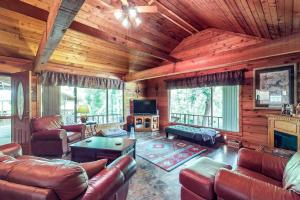 Charming dog-friendly home with expansive deck - near boat ramp & attractions