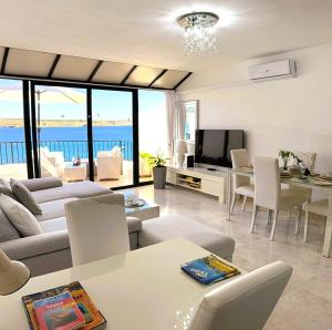Seafront Apart Terrace Sunbeds Panoramic Ocean and Bay views