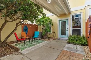 Seaside Bliss - 5 Min to Beach, Dining & Shops!65