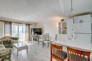 1 BR Condo with Pools and Outdoor Bar