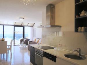 Seafront Apart Terrace Sunbeds Panoramic Ocean and Bay views