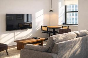 Luxury Downtown Apt with Parking, Gym, and Lap Pool