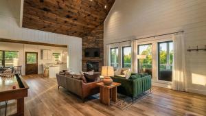 White Pines by AvantStay Hot Tub Game Room Wraparound Deck