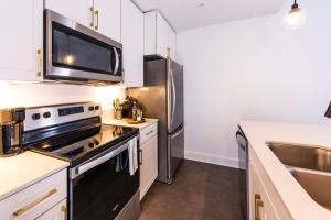 Luxury Downtown Apt with Parking, Gym, and Lap Pool