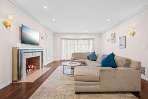 Spacious 5BR LA Villa with Pool Spa & Game Room