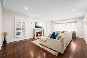Spacious 5BR LA Villa with Pool Spa & Game Room