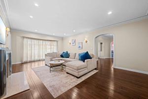 Spacious 5BR LA Villa with Pool Spa & Game Room