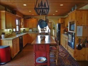 Longthong Home - 2730: Private Home with Great Views & 3 Living Rooms